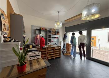 Sovico centro, negozio openspace con box 