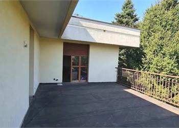 Quadrilocale ad Albiate con terrazzi e box 