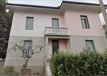 Asta, Albiate elegante villa indipendente d’epoca di circa 300 mq