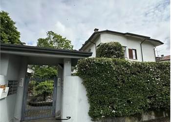 Caponago, asta trilocale con giardino e box 