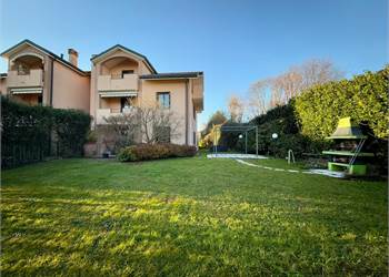 Elegante trilocale con ampio giardino, terrazzo e box