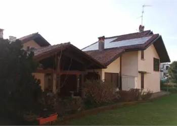 Usmate,Villa indipendente di 213 mq e depandance di mq. 80,00 oltre giardino