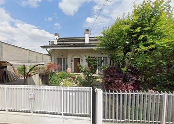 Villa bifamiliare con giardino e box all’asta – 250 mq