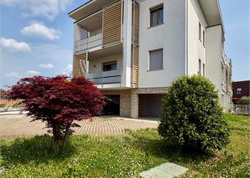 Biassono – Bilocale recente con giardinetti privati e box