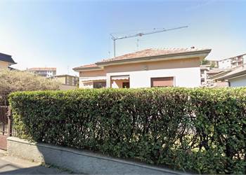 Vedano al Lambro, in asta Porzione di villa con cantine e box doppio