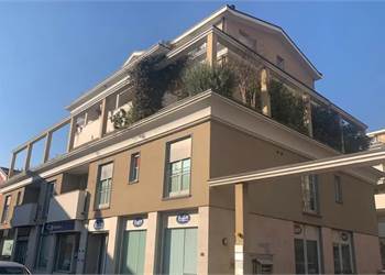 Trilocale con cucina abitabile, terrazzi, cantina e due box