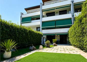 Bilocale in Classe A1 con 100 mq di giardino, porticato, box e cantina