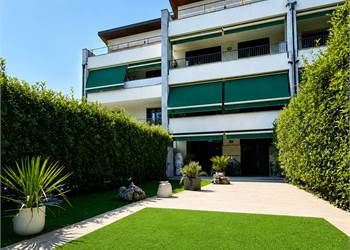 Bilocale in Classe A1 con 100 mq di giardino, porticato, box e cantina